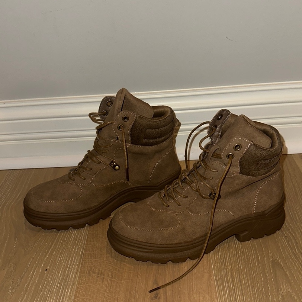 Women’s Tan Suede Hiking Boots
